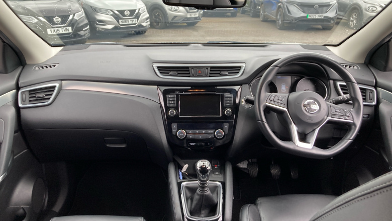 Nissan Qashqai 1.3 DiG-T N-Motion 5dr Petrol Hatchback